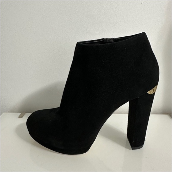 BNWOT- KORS Michael Kors Leather Suede Black Gold Side Zip Heel Ankle Boots (7) - Picture 4 of 13